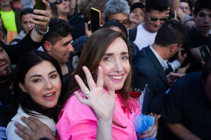 Seguidores de Javier Milei se acercan a la espera de Victoria Villaruel, en la esquina de Santa Fe y Callao
