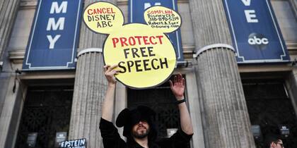 Seguidores de Jimmy Kimmel protestan tras el cruce del conductor con el presidente norteamericano