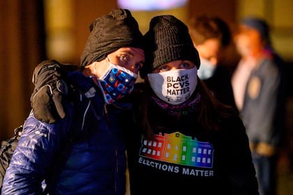 Seguidores de Joe Biden esperan preocupados los resultados de las elecciones, en Washington