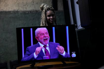 Seguidores de Lula miran la entrevista de la noche del jueves