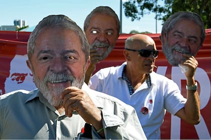 Seguidores de Lula se manifestaron ayer frente al Ministerio de Justicia para exigir su liberación, luego de que una investigación periodística reveló que varios fiscales actuaron coordinadamente con el entonces juez Sergio Moro para perjudicar a Lula