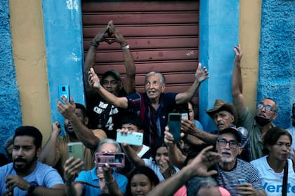 Seguidores de María Corina Machado, aspirante a candidata opositora a la presidencia, la vitorean durante un mitin en Valencia, en el estado de Carabobo, Venezuela, el 5 de octubre de 2023. La oposición celebrará sus primarias el 22 de octubre. (AP Foto/Ariana Cubillos)