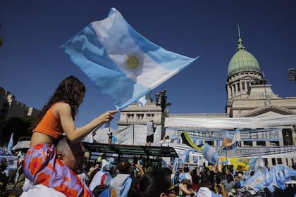 Seguidores de Milei esperan el paso del mandatario rumbo al Congreso