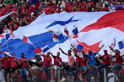 Seguidores de Panamá alientan a su equipo antes de un partido de la eliminatoria mundialista ante Estados Unidos, el domingo 10 de octubre de 2021 (AP Foto/Arnulfo Franco)