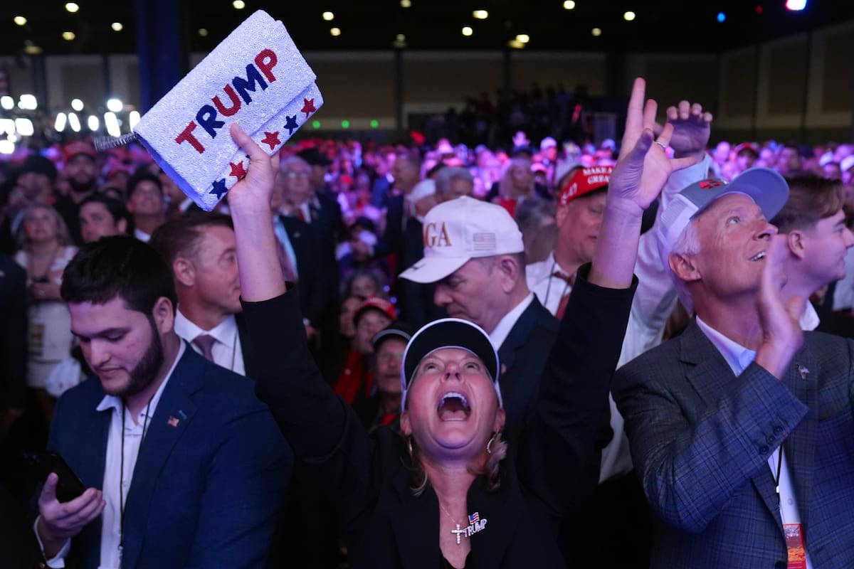 Seguidores de Trump celebran la noche de la elección