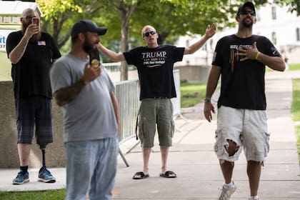 Seguidores de Trump, que podrían estar vinculados a QAnon, en una marcha en Minnesota