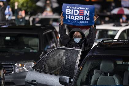 Seguidores del candidato demócrata Joe Biden durante un mitin de campaña en el parque Franklin Delano Roosevelt (FDR) el 1 de noviembre de 2020 en Filadelfia, Pensilvania