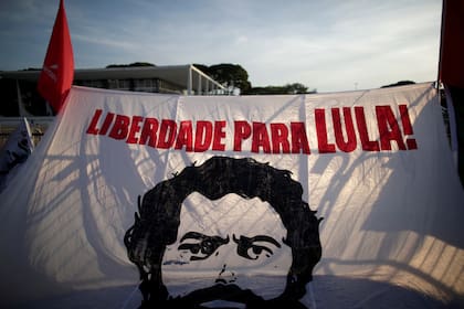 Miles de seguidores esperan a Lula fuera de la Superintendencia de la Policía Federal en Curitiba