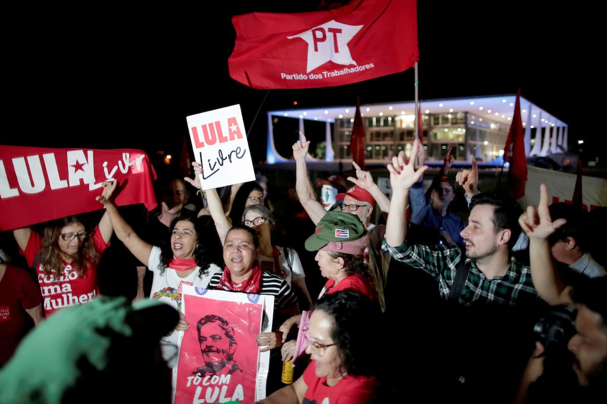 Seguidores del ex presidente de Brasil, Luiz Inácio Lula da Silva, se manifiestan frente al Tribunal Federal Supremo en Brasilia