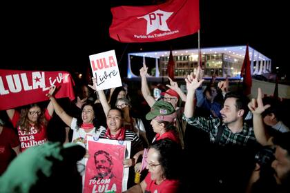 Seguidores del ex presidente de Brasil, Luiz Inácio Lula da Silva, se manifiestan frente al Tribunal Federal Supremo en Brasilia