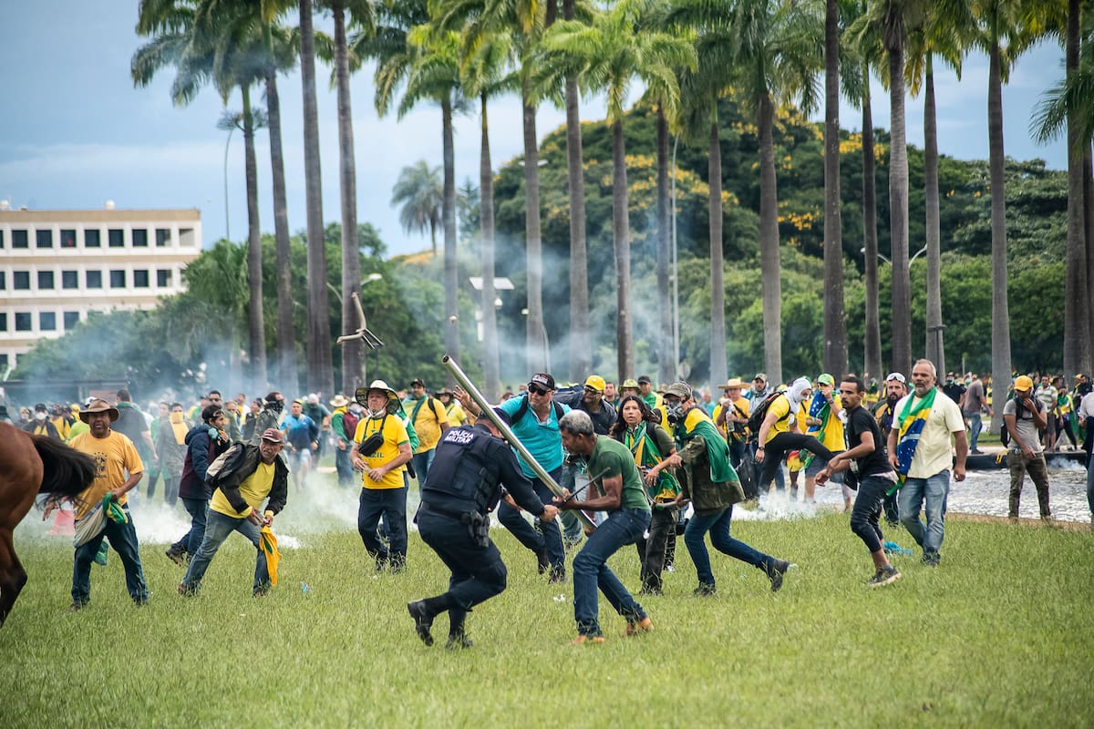 Seguidores del ex Presidente Jair Bolsonaro chocan con la policía en Brasilia.