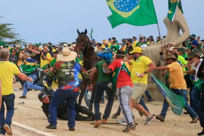 Seguidores del ex Presidente Jair Bolsonaro chocan con la policía.