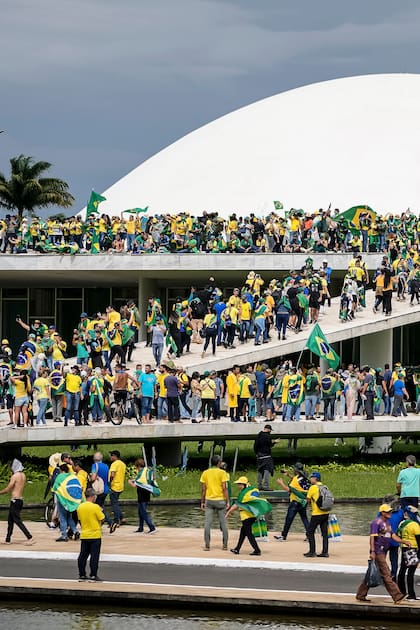 Seguidores del ex Presidente Jair Bolsonaro toman el edificio del Congreso Nacional en Brasilia.