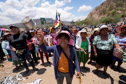 Seguidores del expresidente boliviano Evo Morales bloquean una carretera en una protesta que pretende impedir que el exmandatario enfrente una investigación en su contra por presunto abuso a una menor y contra un supuesto intento de asesinato, en Parotani, Bolivia, el martes 29 de octubre de 2024. (AP Foto/Juan Karita)