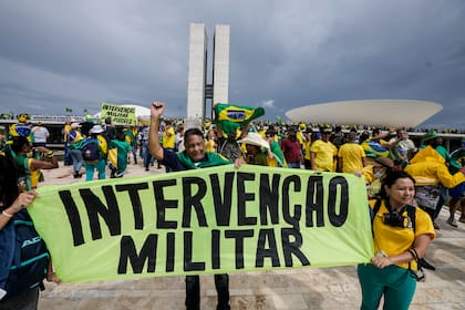 Seguidores del expresidente Jair Bolsonaro sostienen un cartel pidiendo un golpe contra Lula (Archivo)