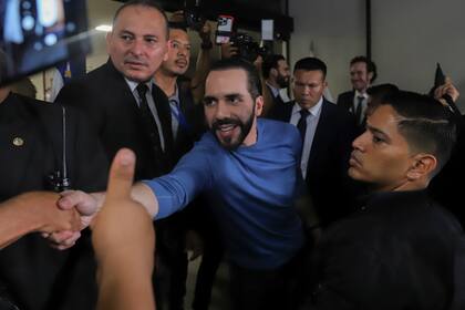 Seguidores del presidente de El Salvador, Nayib Bukele, lo saludan después de que acudiera al Tribunal Supremo Electoral a registrarse como candidato para las elecciones presidenciales del 2024 el viernes 27 de octubre de 2023 en El Salvador. La autoridad electoral informó el viernes 3 de noviembre que acordó inscribir la candidatura de Nuevas Ideas, del presidente Bukele, tras corroborar que cumple con los requisitos legales. (AP Foto/Salvador Meléndez)