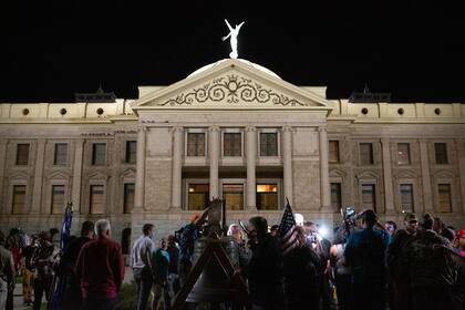 Seguidores del presidente Donald Trump protestan por los resultados de las elecciones en el Capitolio del Estado de Arizona, ayer, en Phoenix, Arizona