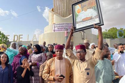 Seguidores del presidente Mohamed Bazoum le dan su apoyo en las calles de Niamey. (AFP)