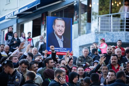 Seguidores del presidente Recep Tayyip Erdogan durante el último acto de campaña, en Estambul