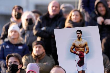 Seguidores del tenista serbio Novak Djokovic protestan en Belgrado, Serbia, el 7 de enero de 2022. (AP Foto/Darko Vojinovic)