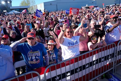 Seguidores escuchan al precandidato presidencial republicano Donald Trump durante un mitin de campaña en Freeland, Michigan, el miércoles 1 de mayo de 2024. (AP Foto/Paul Sancya)