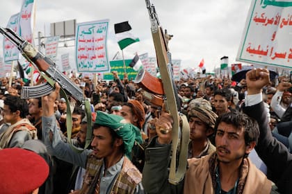 Seguidores hutíes asisten a una marcha contra ataques aéreos estadounidenses en Yemen y la ofensiva israelí en la Franja de Gaza, en Saná, Yemen, el viernes 8 de marzo de 2024. (AP Foto/Osamah Abdulrahman)