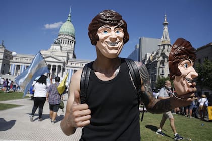 Seguidores llegando a la zona de Congreso el día de la asunción presidencial de Javier Milei