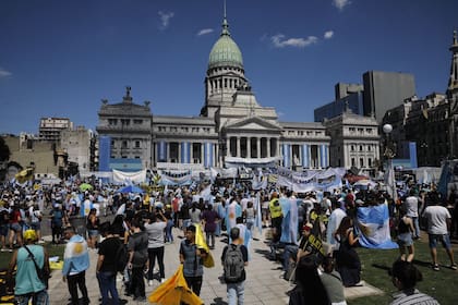 Seguidores llegando a la zona de Congreso el día de la asunción presidencial de Javier Milei