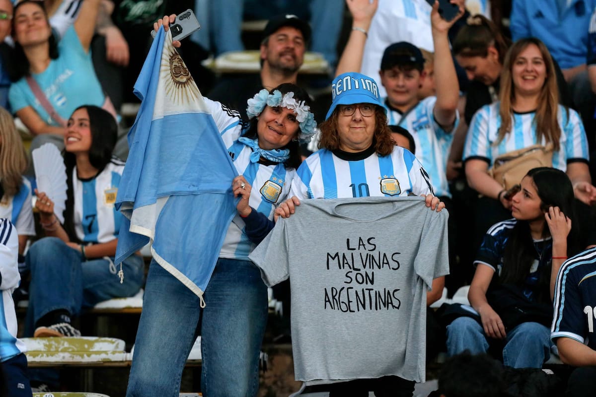 Seguidos de la selección nacional muestran una remera con la consigna de "Las Malvinas son Argentinas" en el partido contra Bolivia