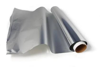 Según afirmaron, el papel de aluminio refleja el calor y ayudará a acelerar el planchado
