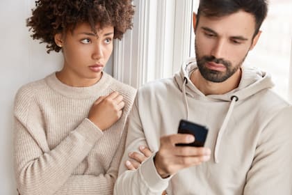 Según algunos estudios, estar pendiente del teléfono deteriora la comunicación y crea sensación de distanciamiento emocional entre las parejas