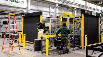 Según analistas, el gobierno de Trump cree que un dólar más debilitado es positivo para que más empresas fabriquen productos en EE.UU