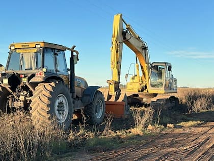 Según contó Grafigna, el jueves pasado el municipio decidió mandar dos motoniveladoras, una retroexcavadora y un tractor, pero trabajaban media jornada a razón de un kilómetro por día