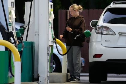 Según datos de la AAA, el galón de gasolina regular acumula tres semanas consecutivas de bajas