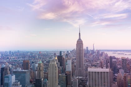 Según datos de Weather Spark, las temperaturas mínimas en la Ciudad de Nueva York descienden notablemente durante el otoño, desde los 67 °F (19 °C) al inicio de la temporada hasta los 38 °F (3 °C) en el mes de noviembre