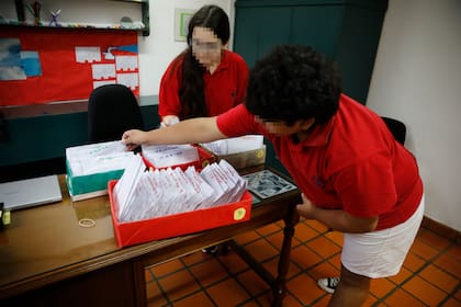 Según datos oficiales difundidos en 2025, la regulación en las aulas porteñas mostró mejoras en la atención y el rendimiento; en la provincia de Buenos Aires comenzará a regir una ley específica para primaria