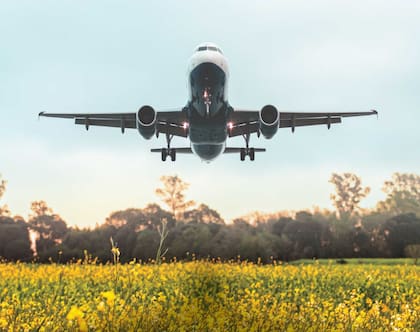 Según describieron, la normativa establece metas obligatorias y graduales de reducción de emisiones para la aviación doméstica brasileña que comenzarán a regir desde 2027 y se incrementarán de manera progresiva hasta alcanzar una reducción del 10% en 2037