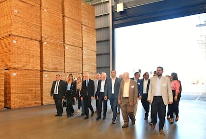 Según dijeron, la planta de tratamiento de madera es la más grande de la Argentina. Dirección de Información Pública