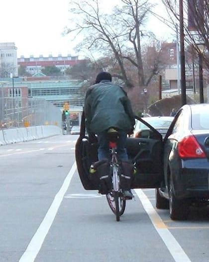 Según distintos informes el dooring fue una de las causas de accidentes graves entre ciclistas en los centros urbanos.