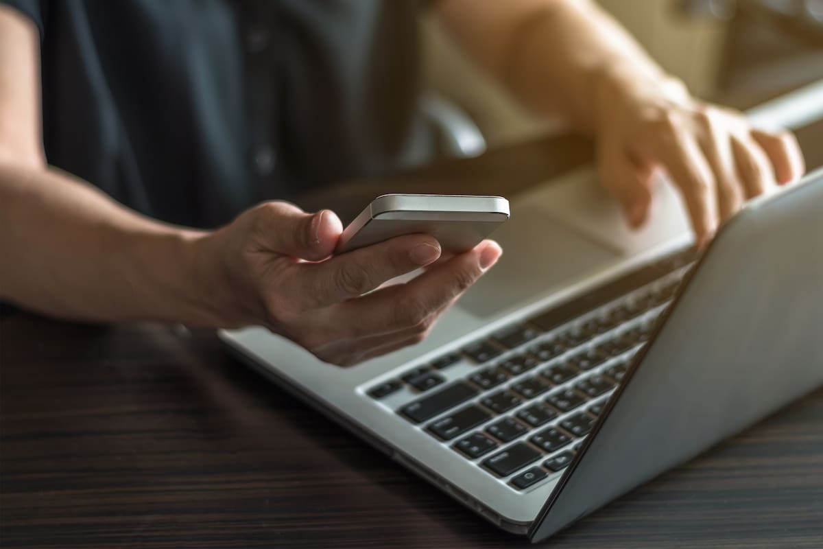 Según dos investigaciones realizadas por Google y Unicef, la mayoría de los adolescentes considera que los maestros no hacen lo suficiente para mantenerlos seguros en Internet, aunque 7 de cada 10 docentes sienten que sí lo hacen