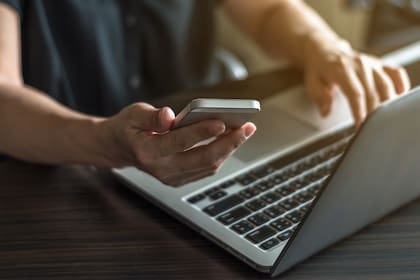 Según dos investigaciones realizadas por Google y Unicef, la mayoría de los adolescentes considera que los maestros no hacen lo suficiente para mantenerlos seguros en Internet, aunque 7 de cada 10 docentes sienten que sí lo hacen