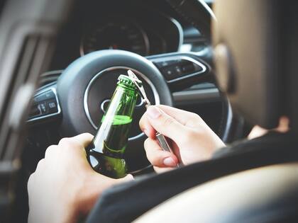 Según el Código de Circulación inglés acciones como ingerir alimentos o bebidas al volante pueden significar una multa.
