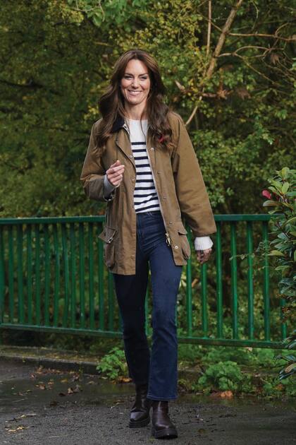 Según el Daily Mail, Harry y Meghan, además de desearle una pronta recuperación públicamente, podrían haberse comunicado con Kate por
teléfono o por mensaje privado.