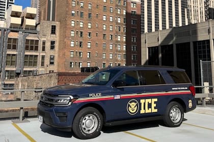 Según el DHS, afirmaron que el agente del ICE fue "relevado de sus funciones actuales"