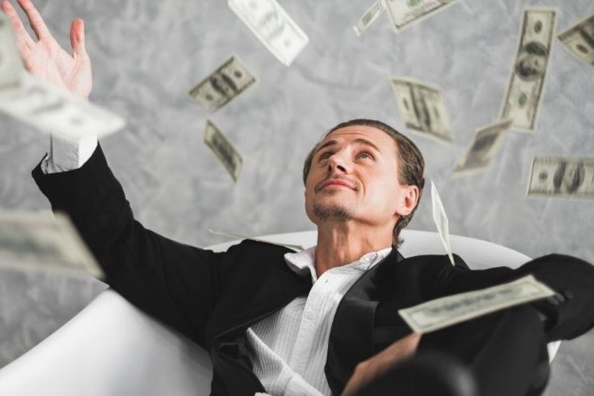 Según el experto, debe dejar de pensar en que ser rico es llevar una vida de excentricidades