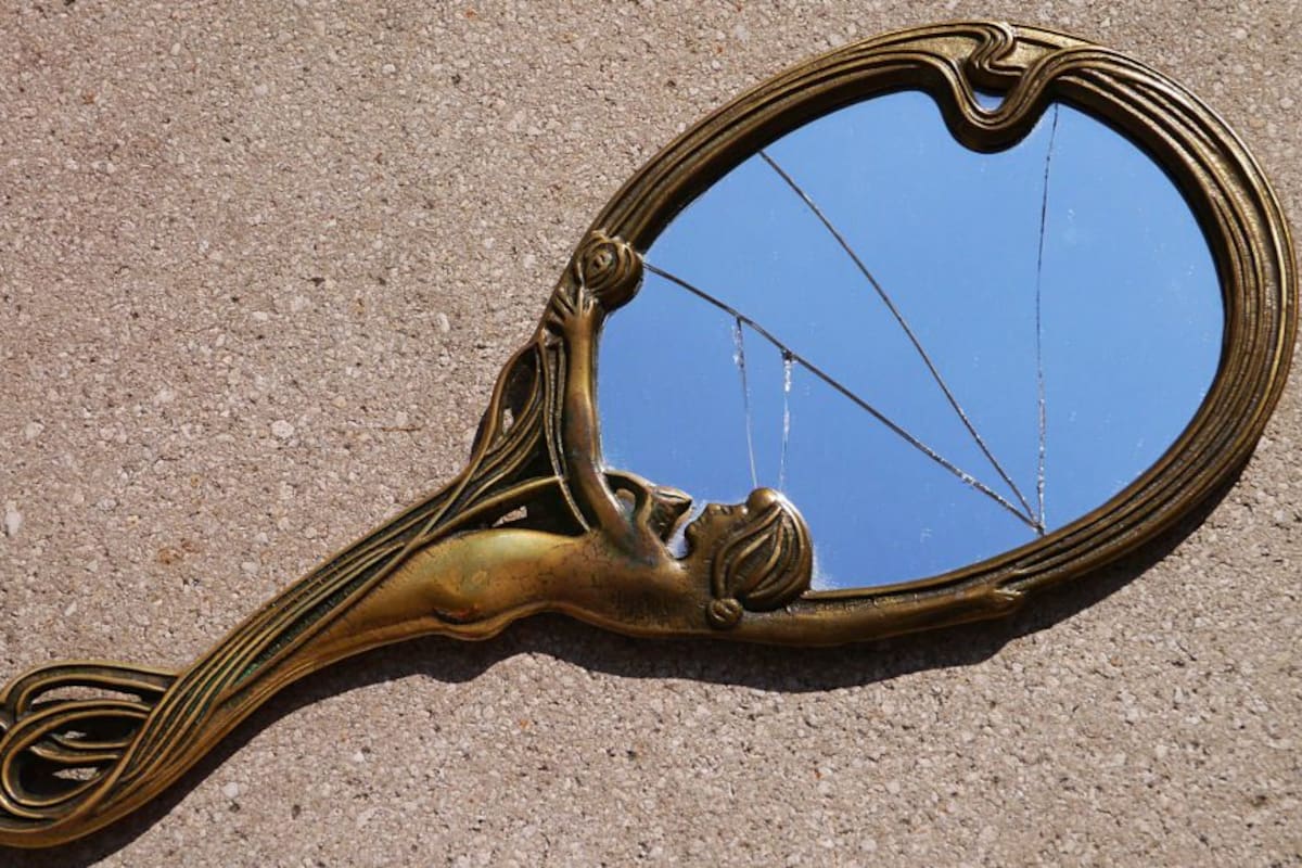 Según el Feng Shui, los espejos rotos o manchados atraen, acumulan y generan energías negativas