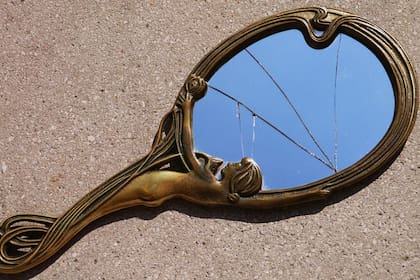 Según el Feng Shui, los espejos rotos o manchados atraen, acumulan y generan energías negativas