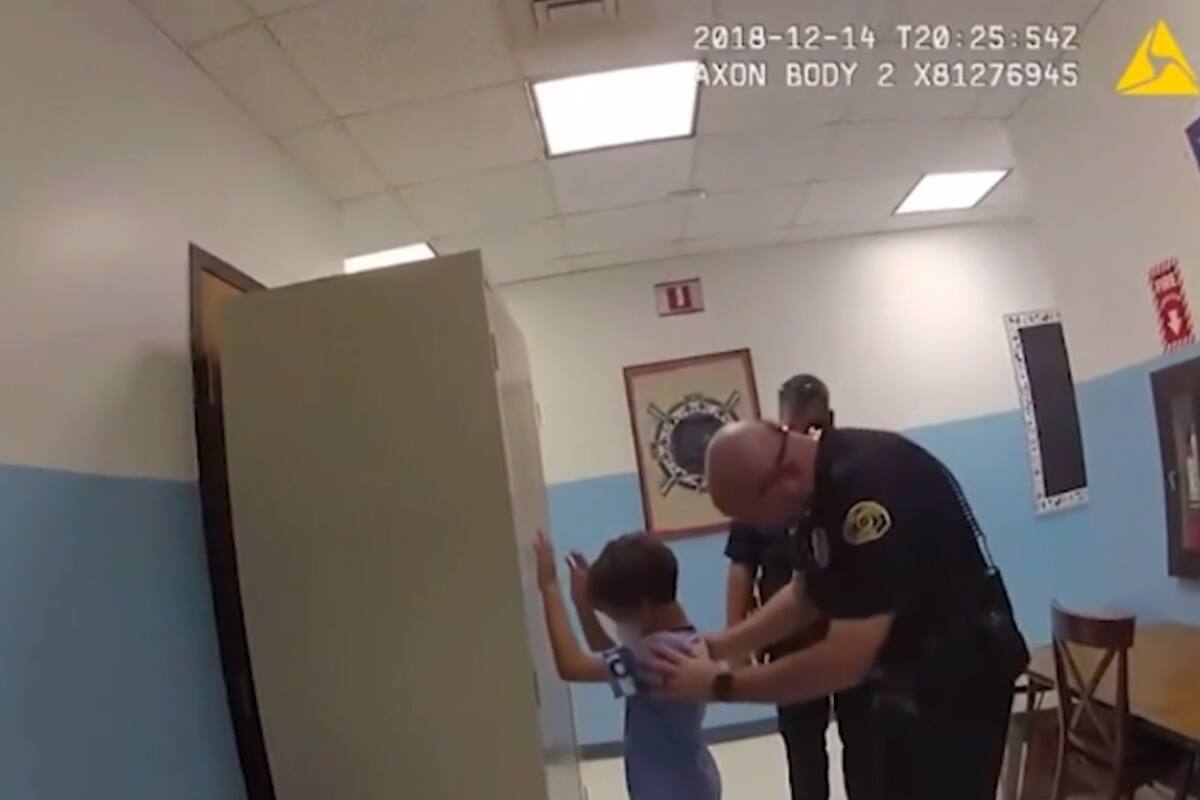 Según el informe de arresto, el niño había golpeado a una maestra