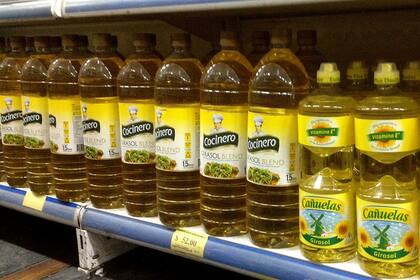 Según el informe de Grupo Lonja, mientras que el girasol aumentó 79,6% entre agosto de 2021 y el mes pasado, el aceite al público se incrementó 122,7%