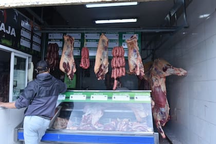 Según el informe de la Cámara de la Industria y el Comercio de Carnes (Ciccra), difundido hoy, el último mes, por cuarto mes consecutivo la carne vacuna volvió a retroceder de precio, en este caso un 0,4%